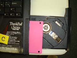 �b�c�ƃt���b�s�B������ꏊ���p�\�R���̐^�ォ��B�����ʐ^�B