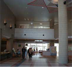 �v���U�̓�����z�[���ƌy�H�R�[�i�[�̎ʐ^�B